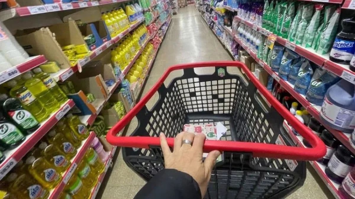 Consumo en caída: supermercados y mayoristas cierran junio con retroceso