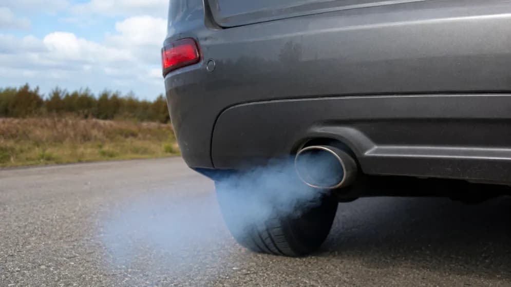 Humo en el caño de escape: qué significa cada color